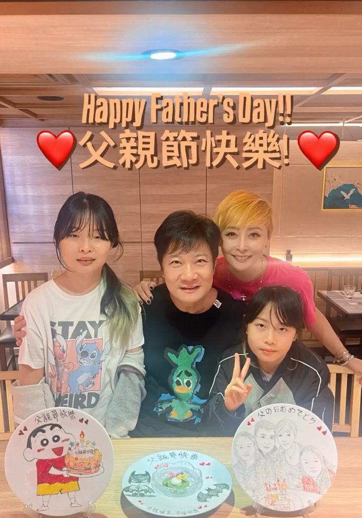 錢嘉樂臉上流露慈父的神情,畫面充滿愛意。