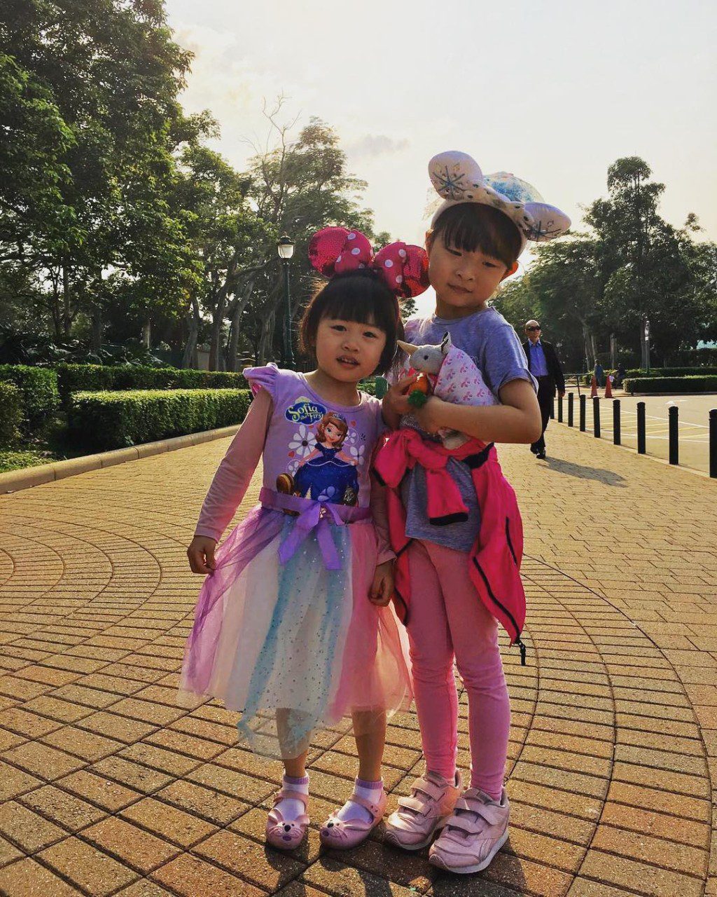 與妹妹相差約兩年多。