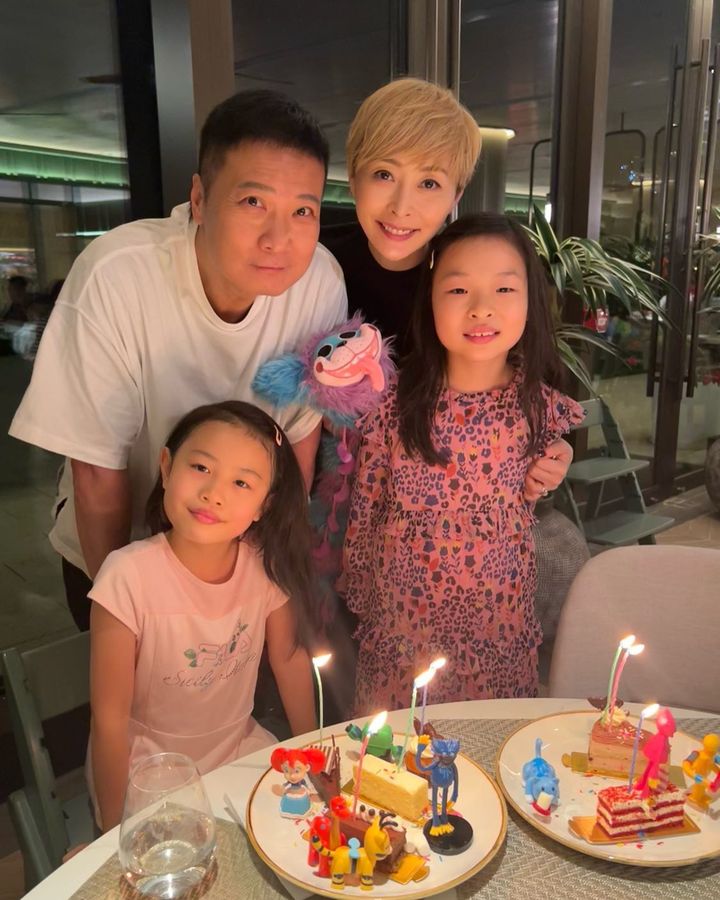 網民覺得女兒越大越似爸爸。