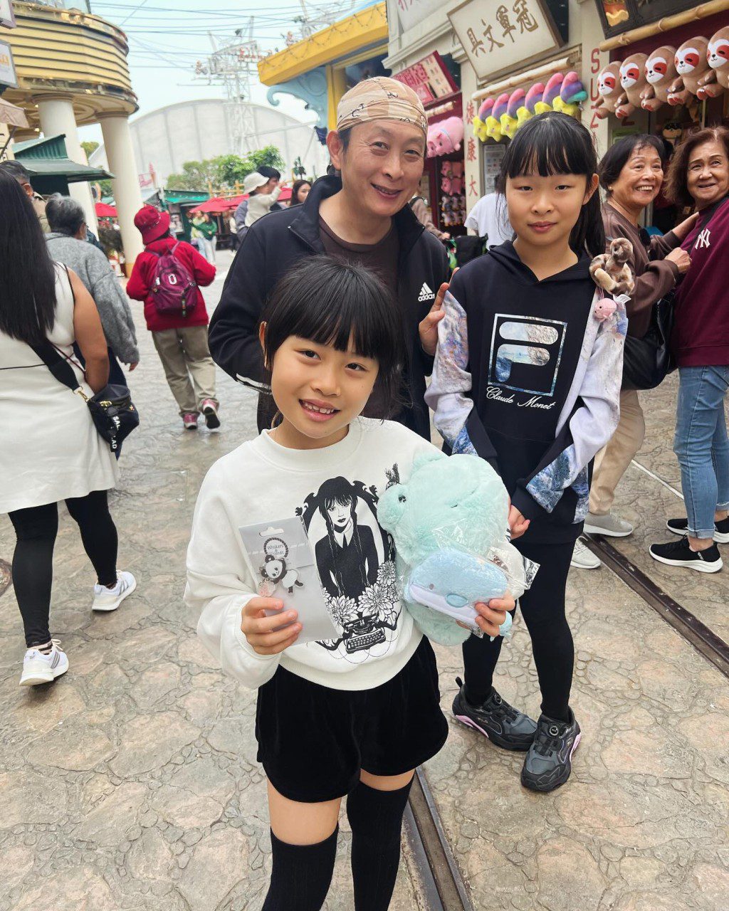 湯盈盈的外貌與哥哥很相似。
