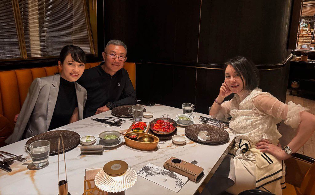 陳淑蘭與祁文傑夫婦慶祝生日,三人同框展現超越戀人、親如家人的關係。