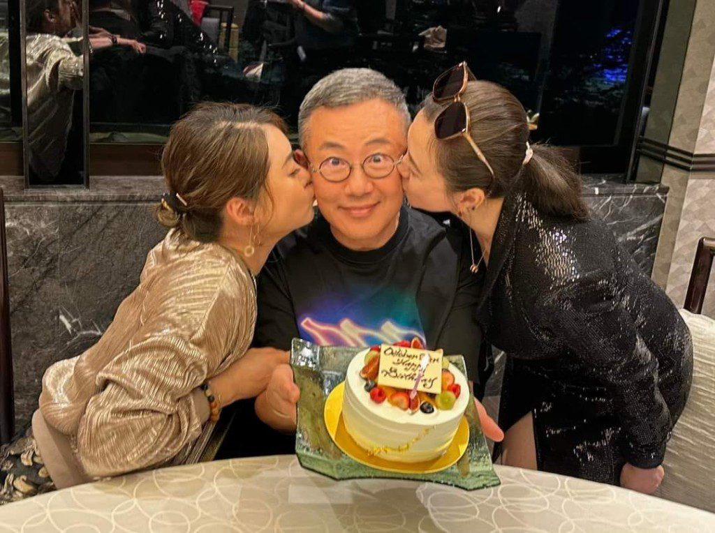 陳淑蘭親吻壽星祁文傑以示祝賀。