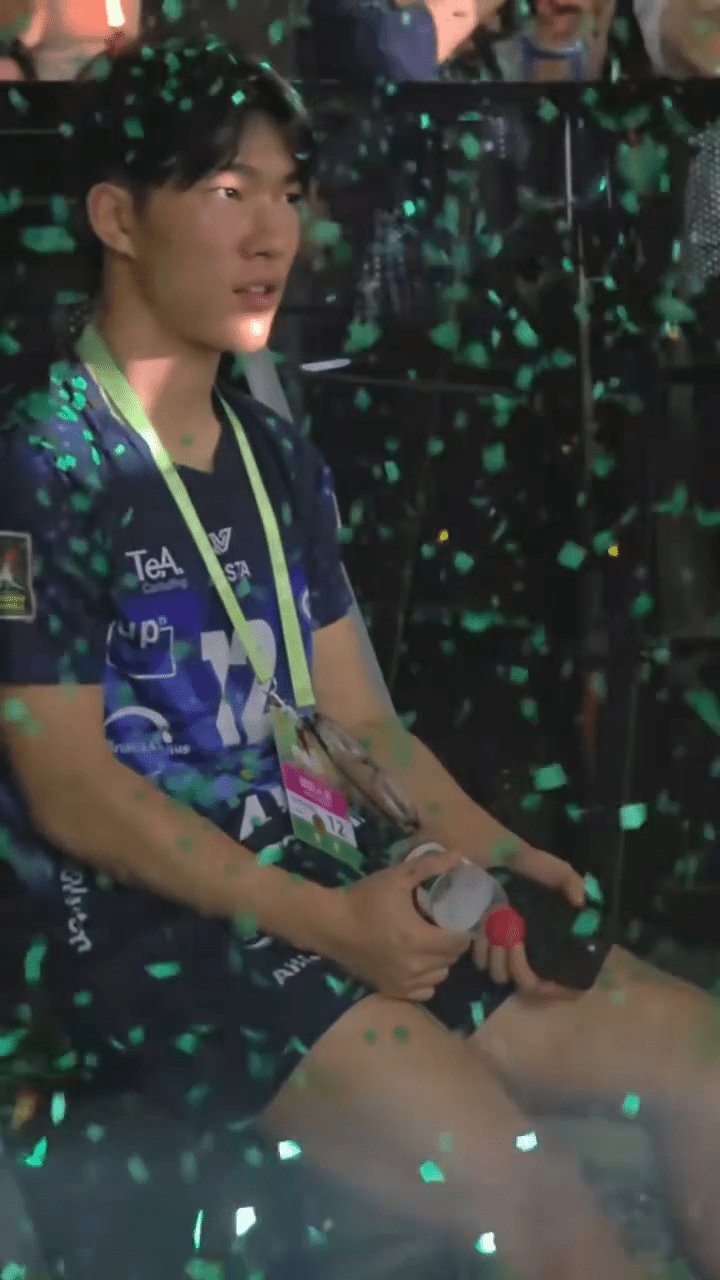 18歲的Cody身材高大有型，繼承父母優良基因，單眼皮和小嘴與任賢齊如出一轍。