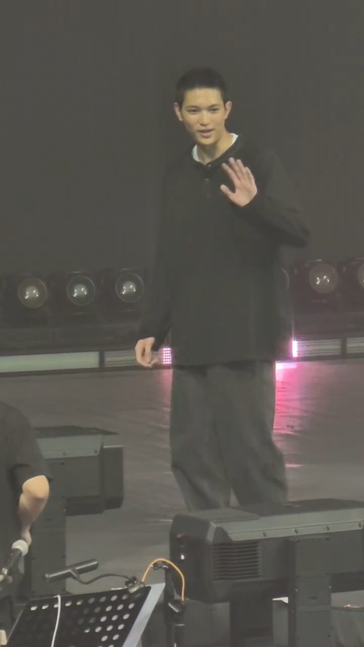 演出結束後，魔童帶著燦爛笑容向觀眾揮手致意，星味濃厚。