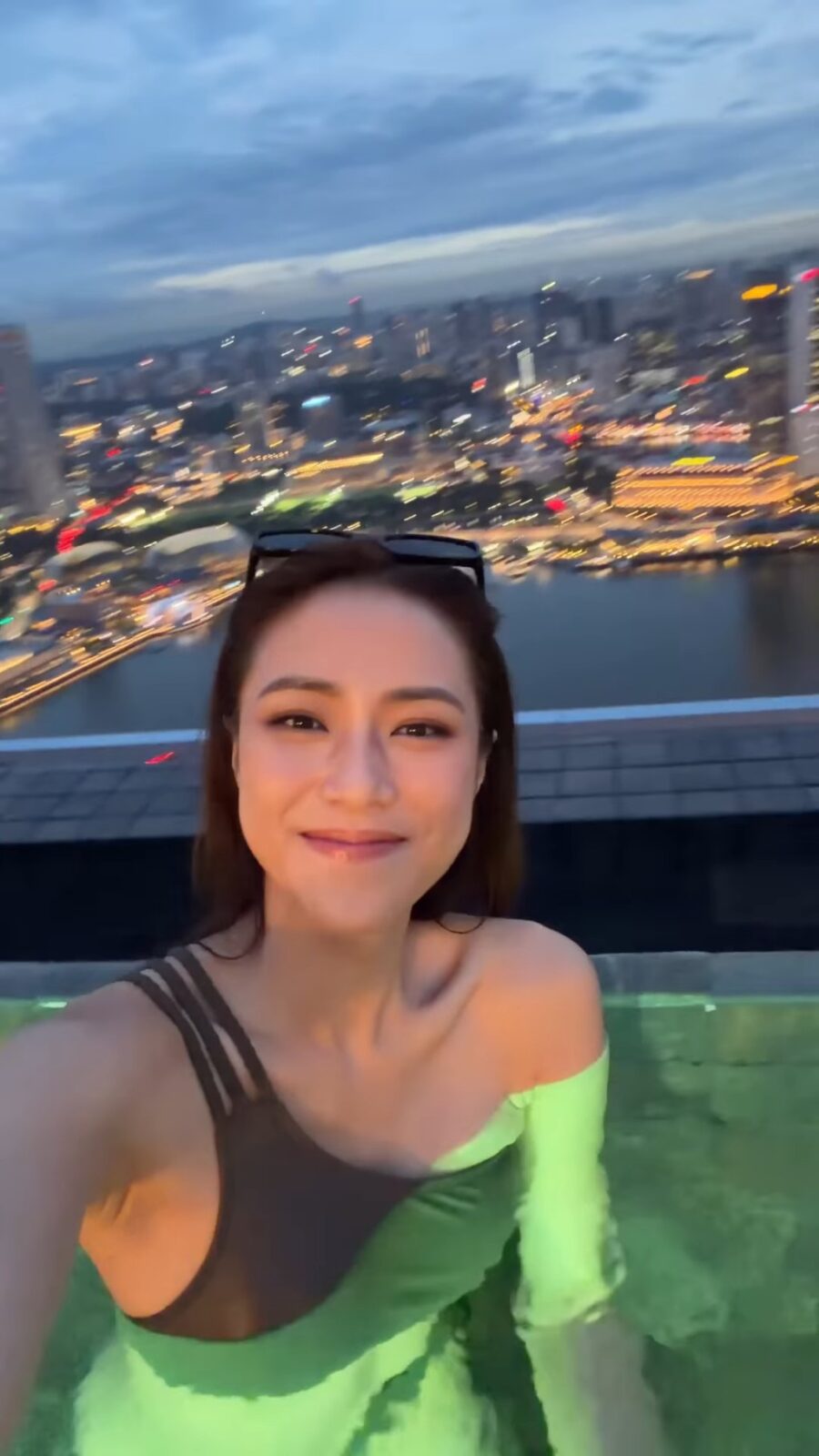 貼身泳衣完美勾勒出劉穎鏇的S形曲線。