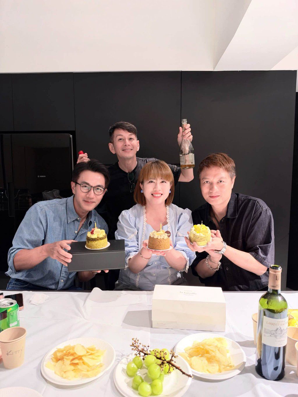 吳家樂手持酒樽,加入與幾位壽星的合照。