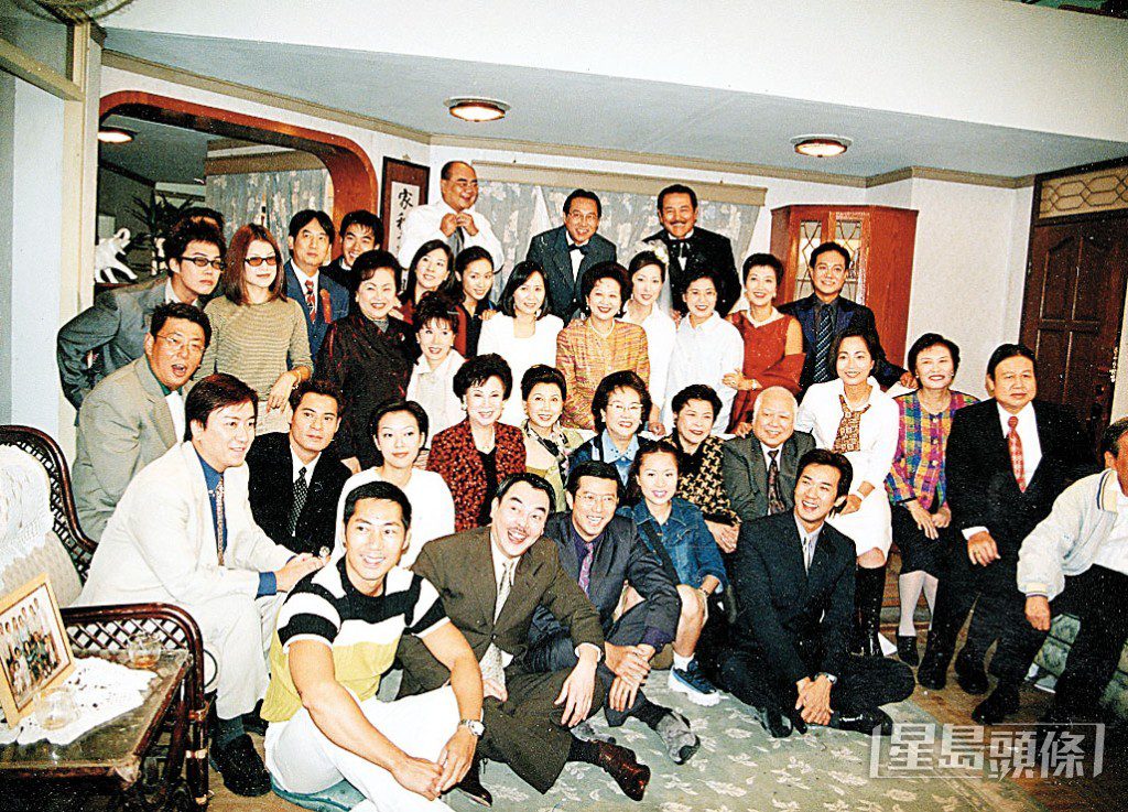 劉愷威(最後排右四)是資深演員劉丹(最後排右一)的兒子,他90年代初入行時,首部劇集就是與父親在《真情》中飾演父子。