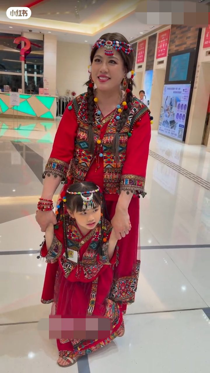 陳彥行女兒樣貌酷似媽媽,是個小美女。