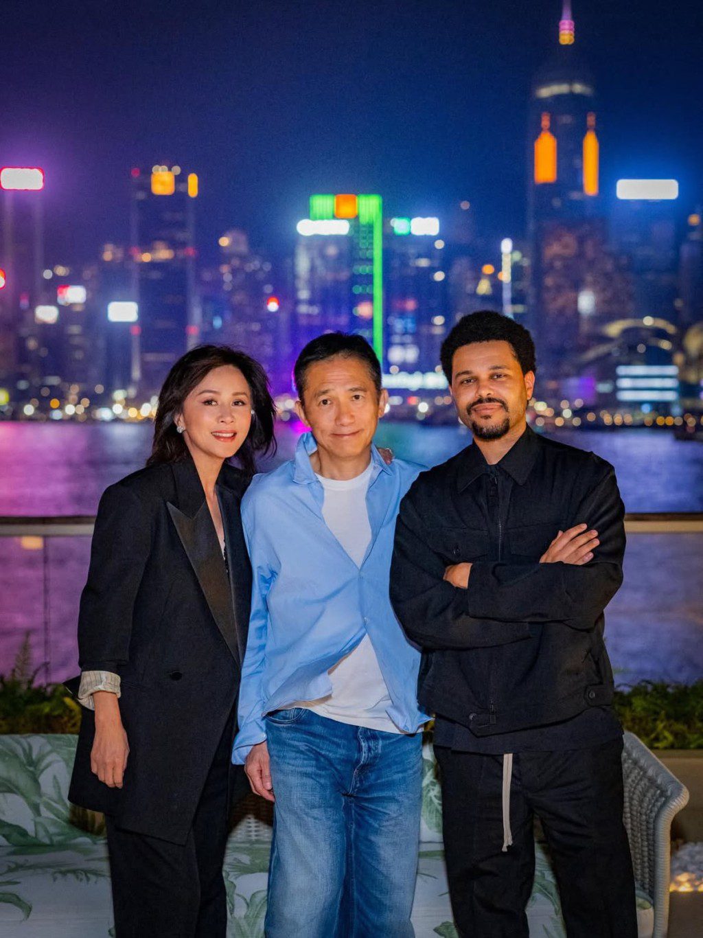 梁朝偉、劉嘉玲與 The Weeknd 在維港夜景露台合照,留下難忘時刻。