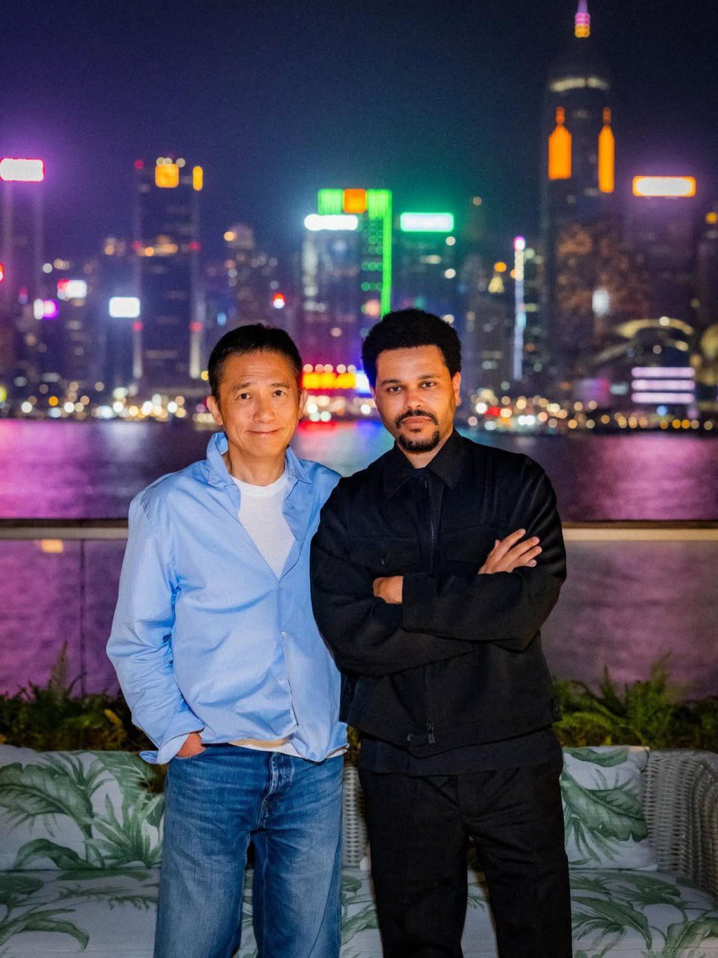 The Weeknd 在個人社交平台分享與梁朝偉在維港前的合照,並配上王菲的〈夢中人〉作為致敬。