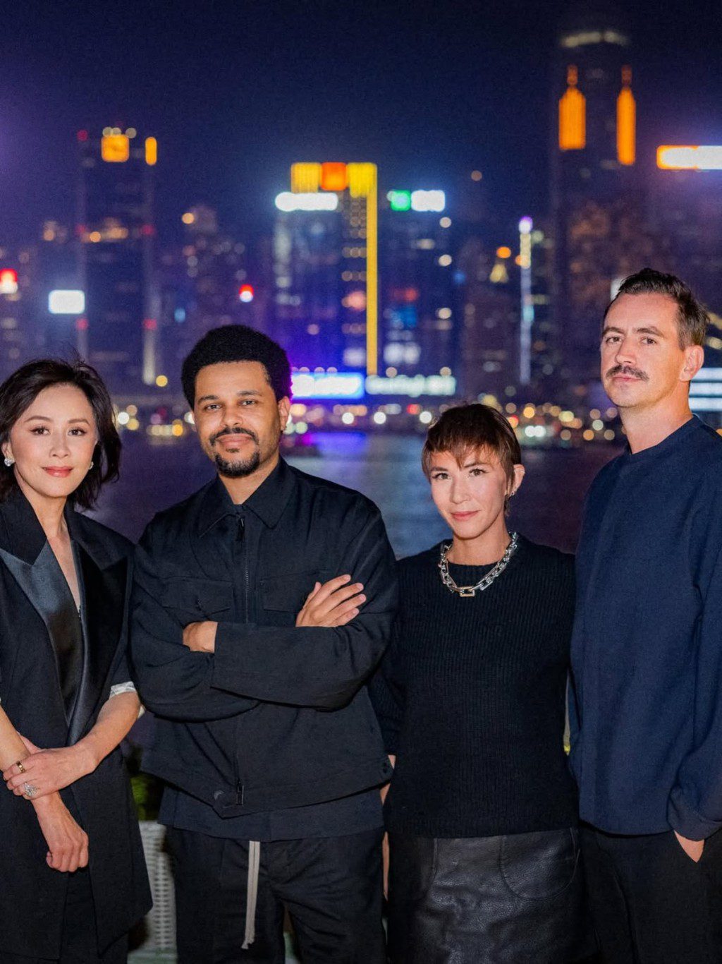 劉嘉玲與 The Weeknd 及一眾好友在露台舉杯,享受維港的浪漫夜色。
