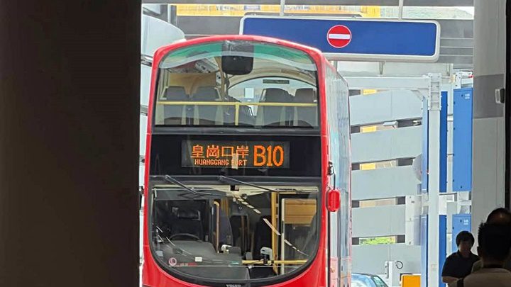 新皇崗口岸九巴誤入候車區 撞毀天花交通指示牌