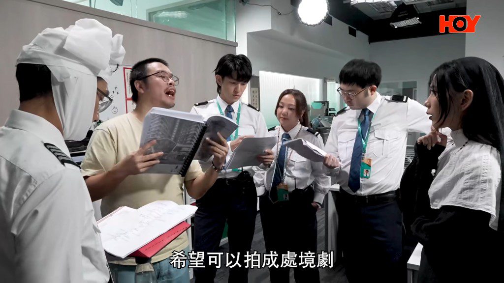 導演何爵天與《李寶安》劇組進行圍讀,決心打造破格處境劇。