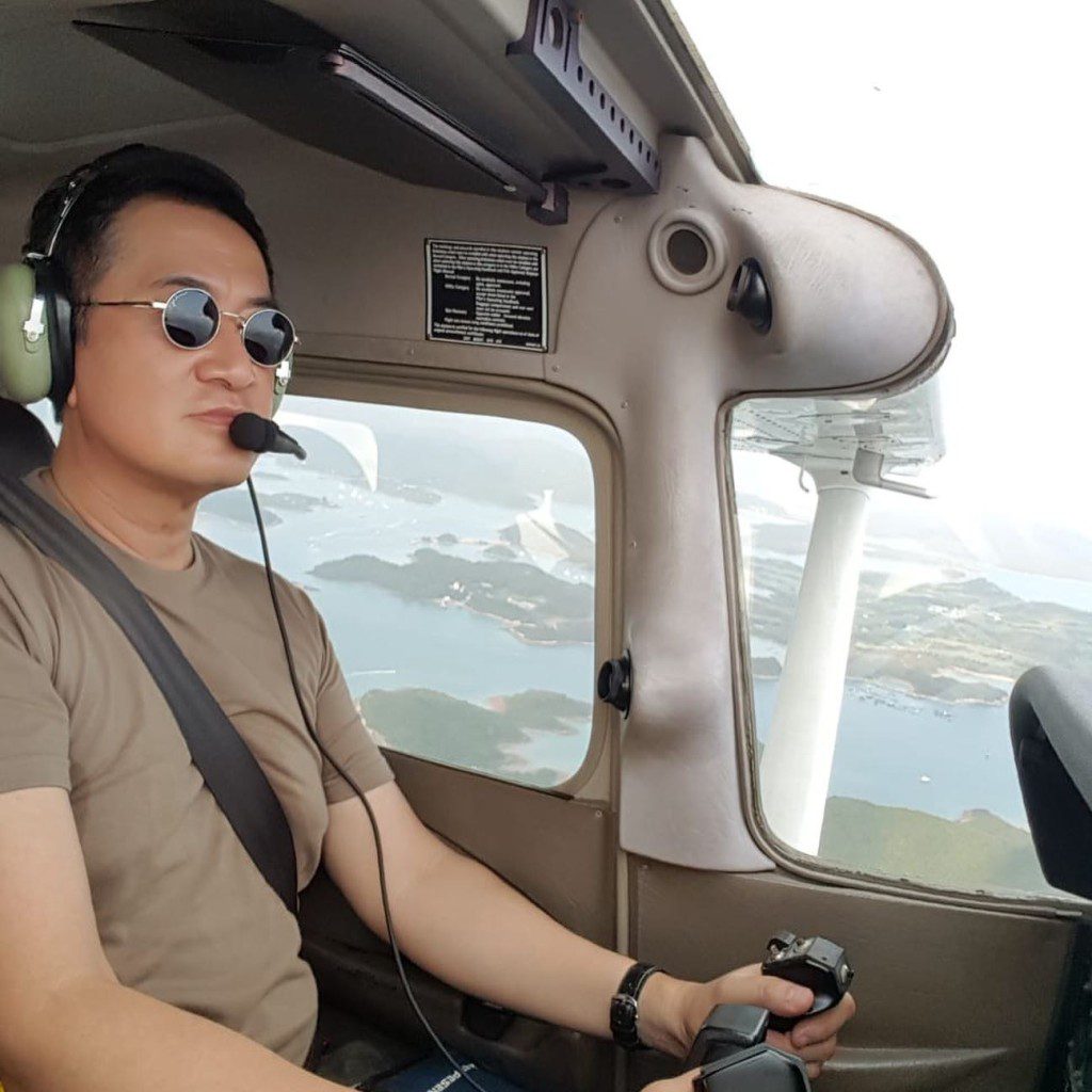 鄧梓峰同樣擁有駕駛飛機經驗，於2000年考獲小型飛機駕駛執照，飛行經驗累積超過1000小時，身兼香港飛行協會會員及香港航空青年團上尉。