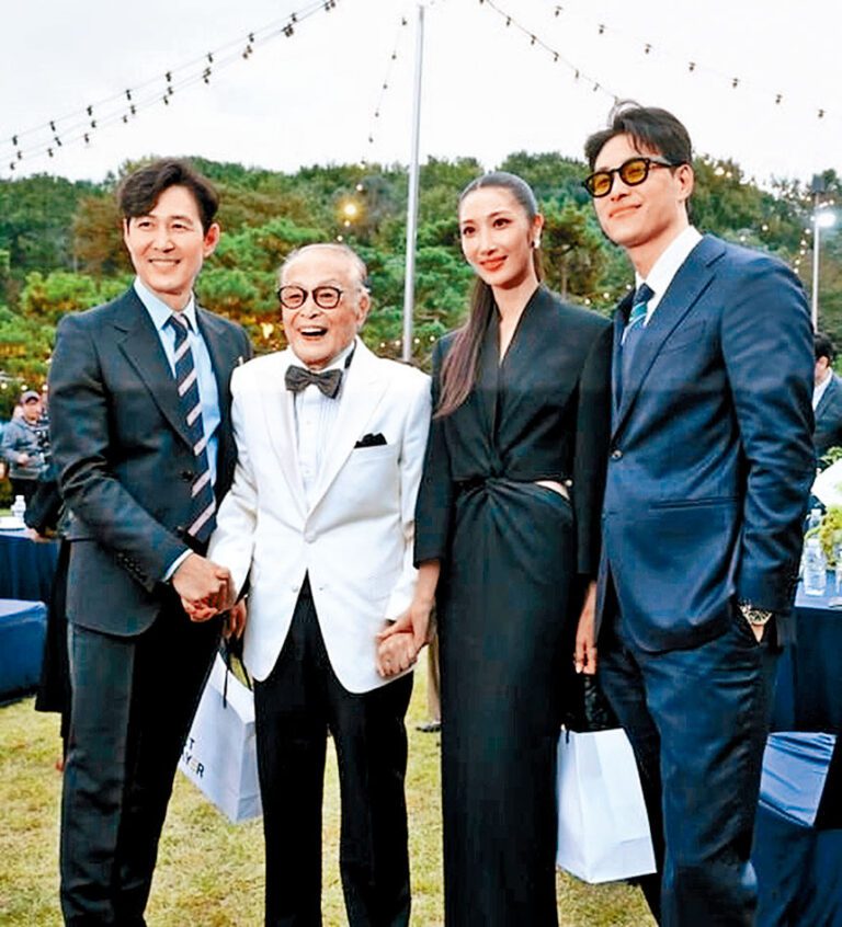 ■（左起）李政宰、申榮均、EJAE及其未婚夫Sam Kim在頒獎禮上合照。