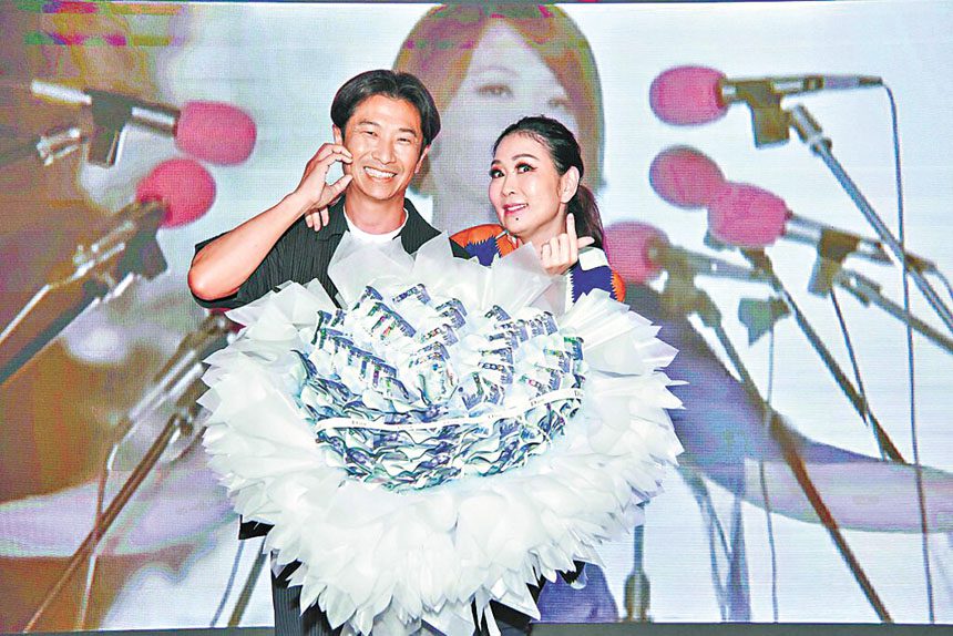 王國贊(左)日前才在演唱會慶功宴上送上10萬花束給張秀卿。網上圖片