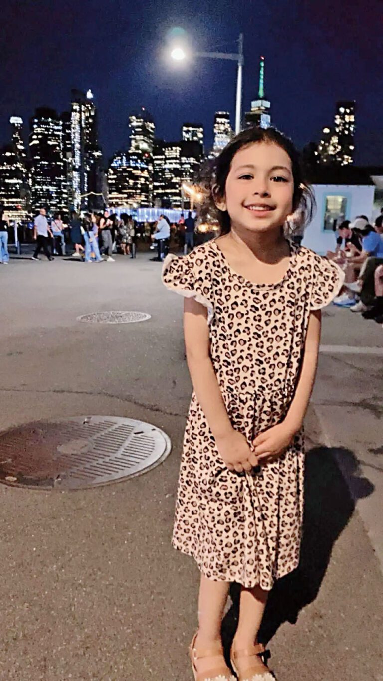 女童卡貝洛倒臥家中，面部及口鼻有血跡。Gofundme圖片