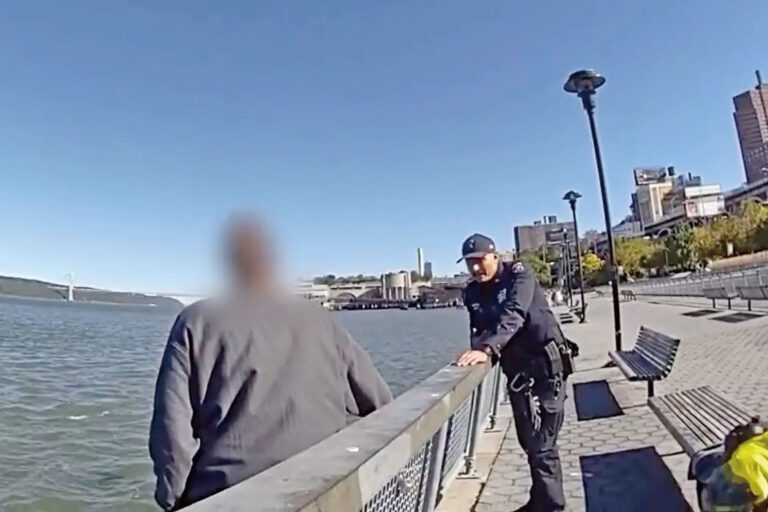 警員在哈林碼頭成功救下企圖跳海自殺的婦人。 NYPD