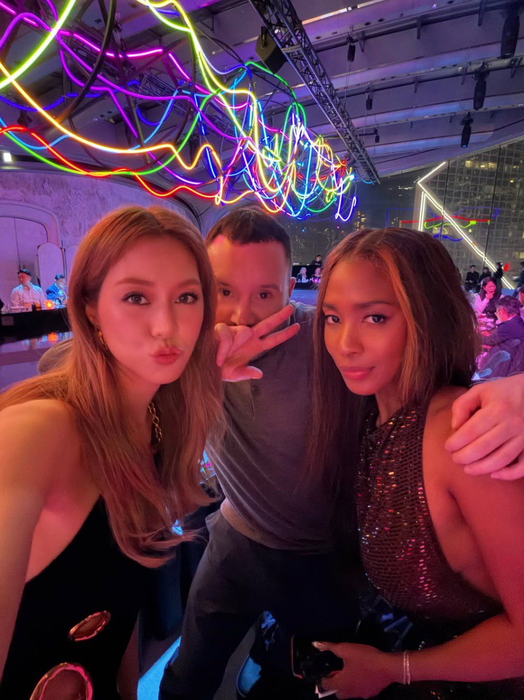 徐子淇身穿設計獨特的黑色連身裙,腰間與肩帶飾以金色鏈條及不規則鏤空剪裁。