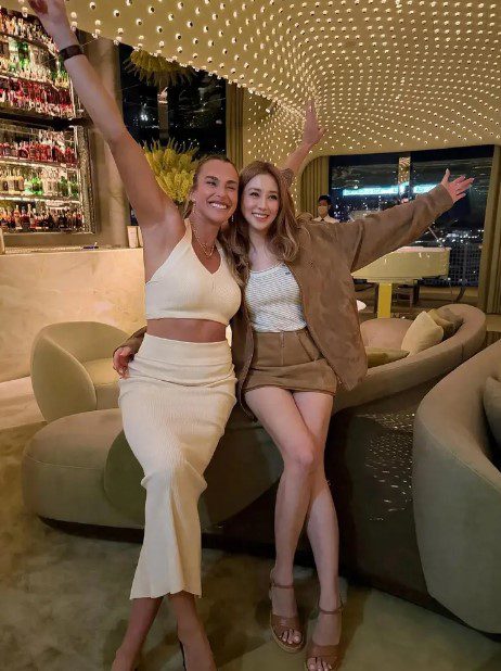徐子淇曾與女子網球世界一姐莎芭蘭卡在餐廳聚會。