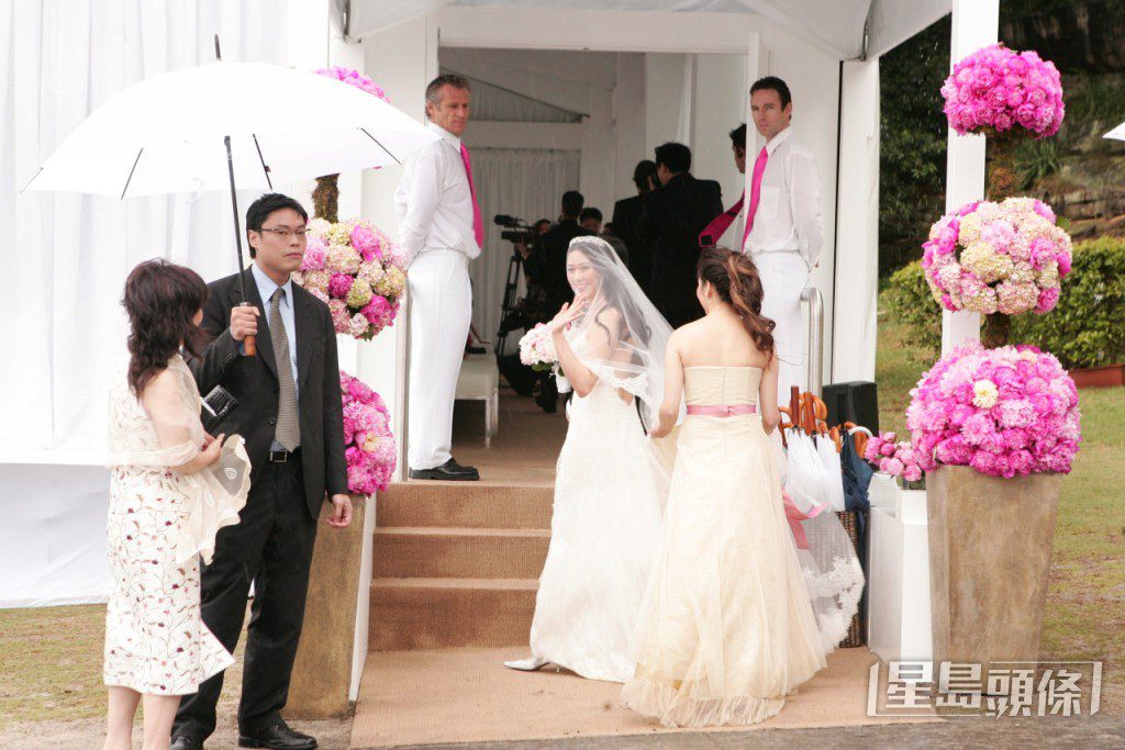 有指李家誠給予娘家1億元,並送出高達100萬的開門利是。
