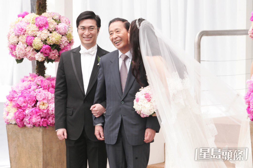 老爺李兆基也破例向旗下每位員工派發1萬元利是。