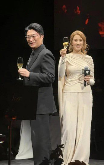 徐子淇曾陪同丈夫李家誠飛往上海,出席集團的重要晚宴。