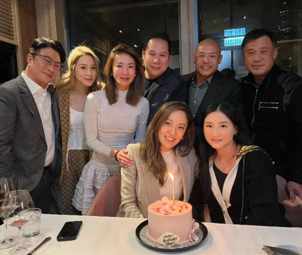 網上曾流傳照片,徐子淇和丈夫李家誠一同為周啟邦新抱慶祝生日。