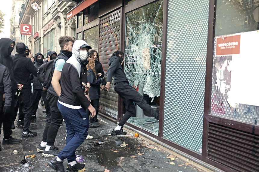 首都巴黎的示威者打砸並洗劫了一家超市。路透社