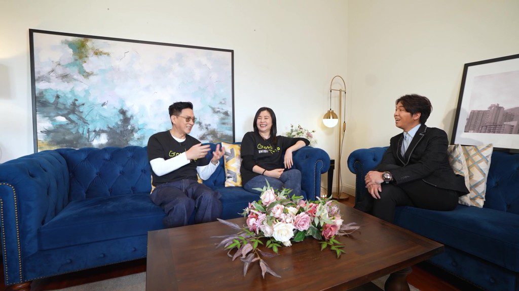 張家輝與蒙嘉慧接受主持人王鎮泉訪問,三人交談甚歡,氣氛熱烈。