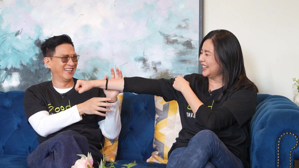蒙嘉慧展示手臂,幽默自嘲身形是「Keep咗Fat」,令身旁的張家輝捧腹大笑。