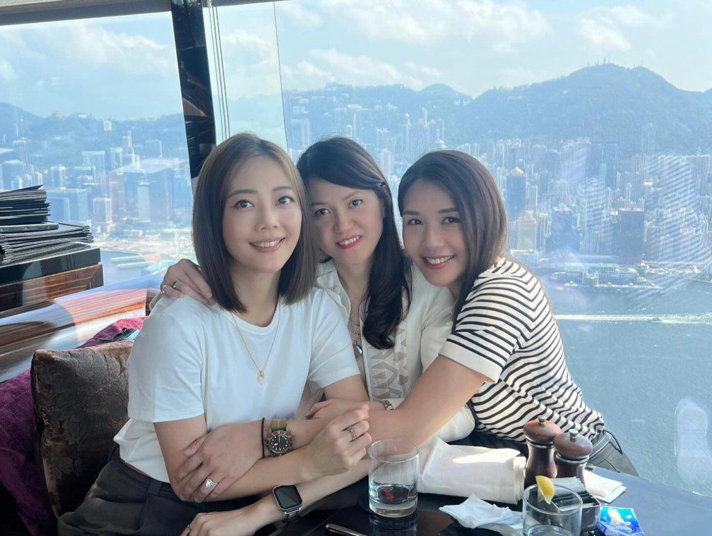 當時照片中的Samantha(右)精神飽滿,狀態不錯。