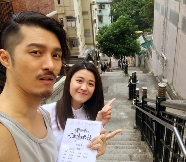 黃嘉樂當時已有一位拍拖一年的女友,但據指江嘉敏每次開工都會在社交平台發文。