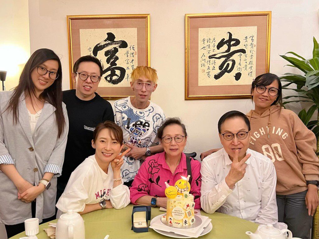 周家怡分享家庭合照,枱上放有禮物。