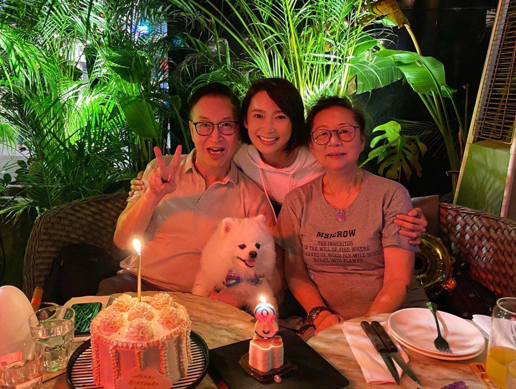 周家怡與父母感情非常要好。