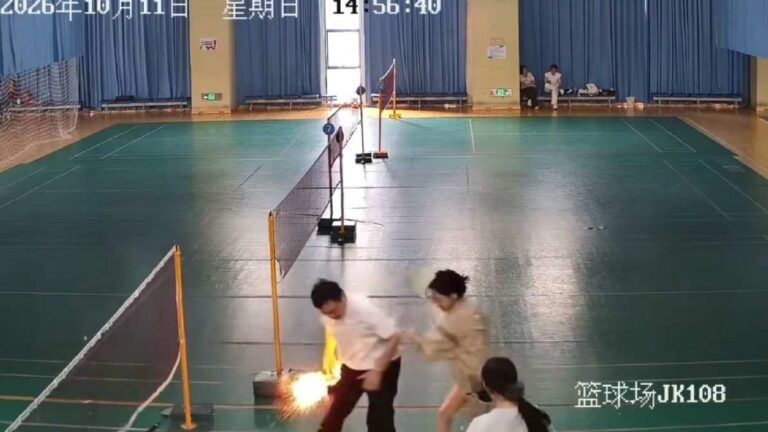 湖北男子打羽毛球跌倒 褲袋手機疑撞擊起火致重傷