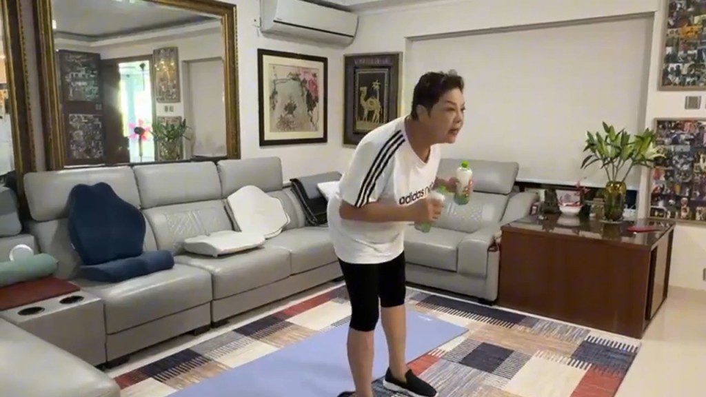雖然運動略顯吃力,但肥媽依然堅持完成。