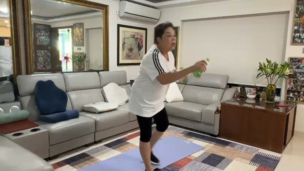 肥媽跟隨節奏踏步,動作靈活,狀態甚佳。