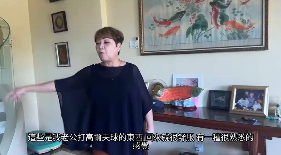 肥媽指著以往丈夫放置高爾夫球裝備的位置。