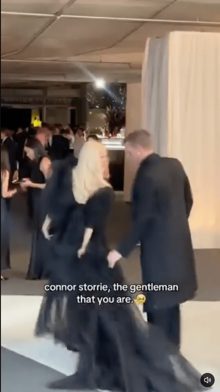 Connor Storrie在紅毯上貼心地為Rosé整理裙襬。