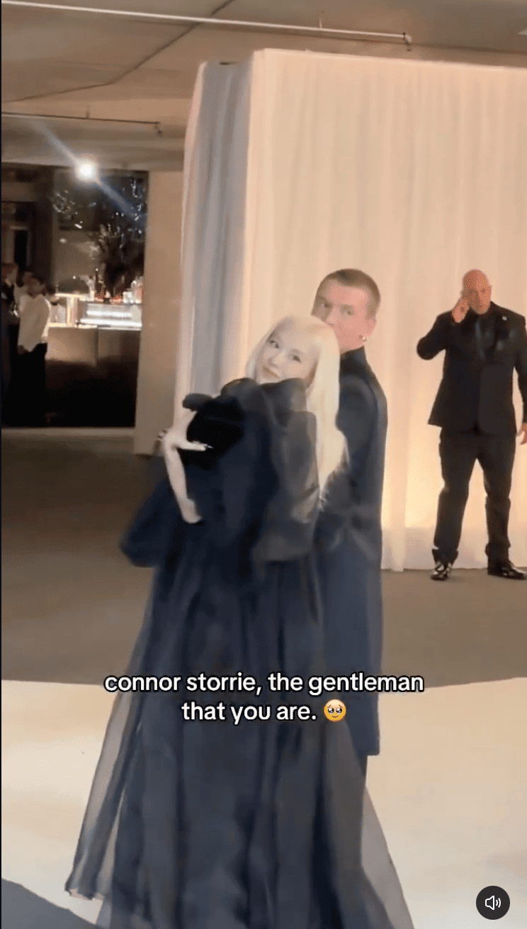 Rosé和Connor Storrie挽著手一同進場。