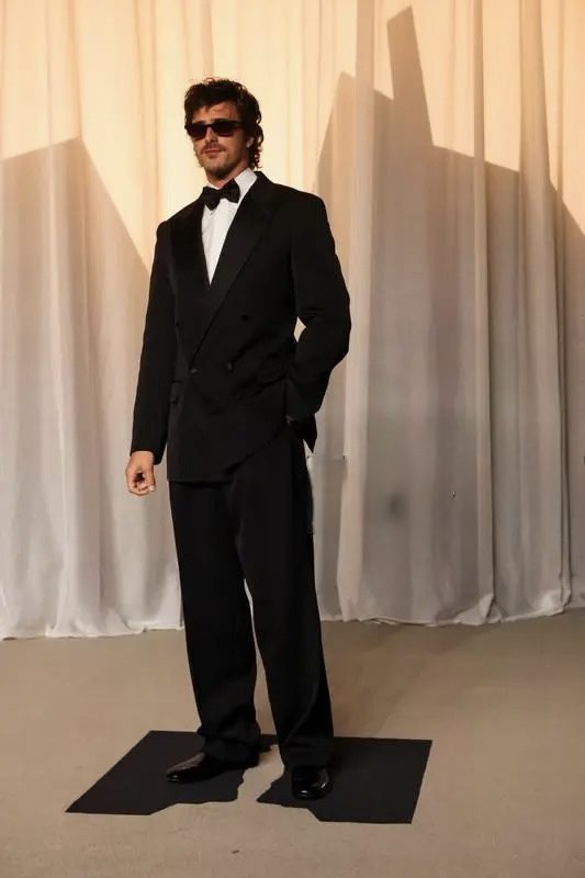 Jacob Elordi與女友Kendall Jenner前後腳踏上紅地毯。