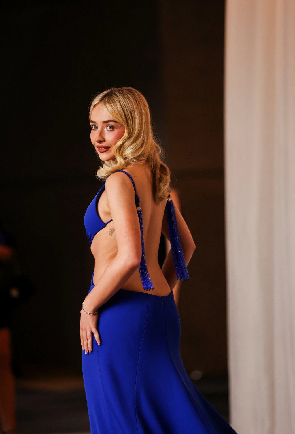 Sabrina Carpenter以一襲大露背晚裝成為焦點。