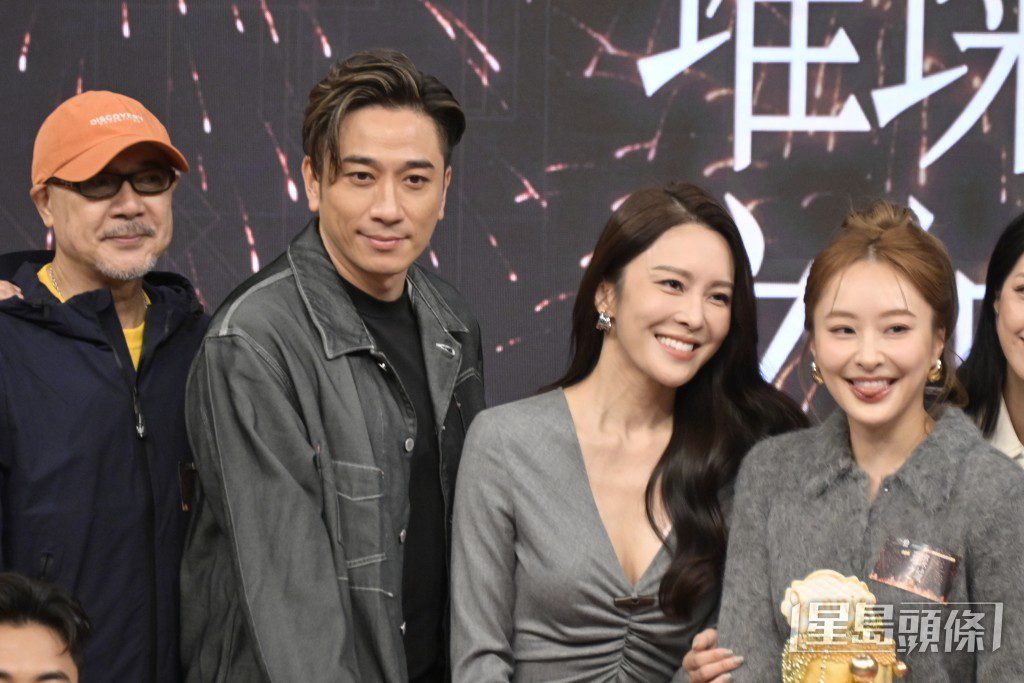 李成昌(左一)日前出席《璀璨之城》宣傳活動時接受傳媒訪問。