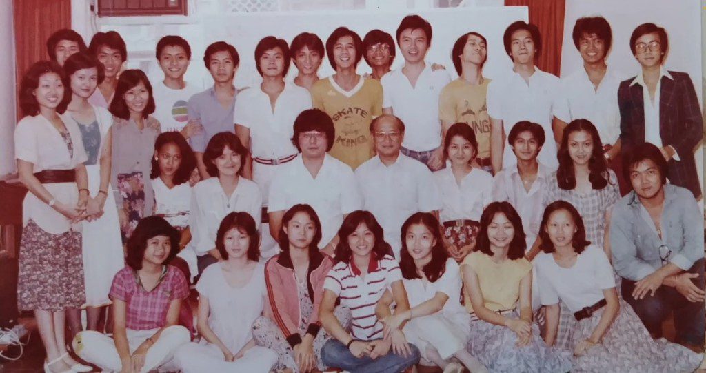 李成昌是無綫1978年第8期藝員訓練班畢業生,同屆同學包括湯鎮業、廖啓智等。
