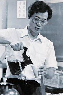 李成昌出道不久即獲曾勵珍賞識,加入長壽處境喜劇《香港八一》系列,飾演新移民「康仔」成功入屋。