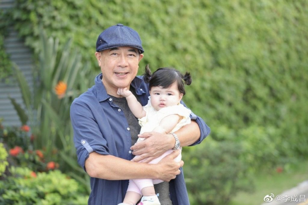 李成昌的女兒已到外國升學,他為了供女兒讀書努力賺錢。