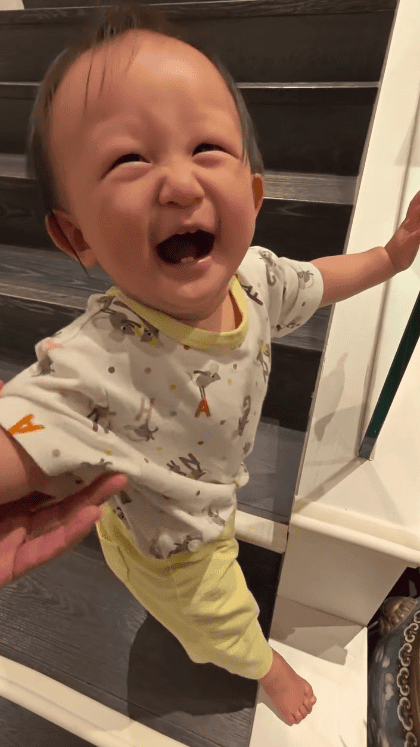 方力申與女兒Isla互動溫馨,女兒笑容燦爛。