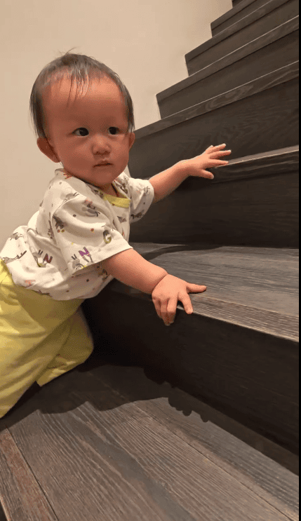 Isla安全地爬下樓梯,順利完成挑戰。