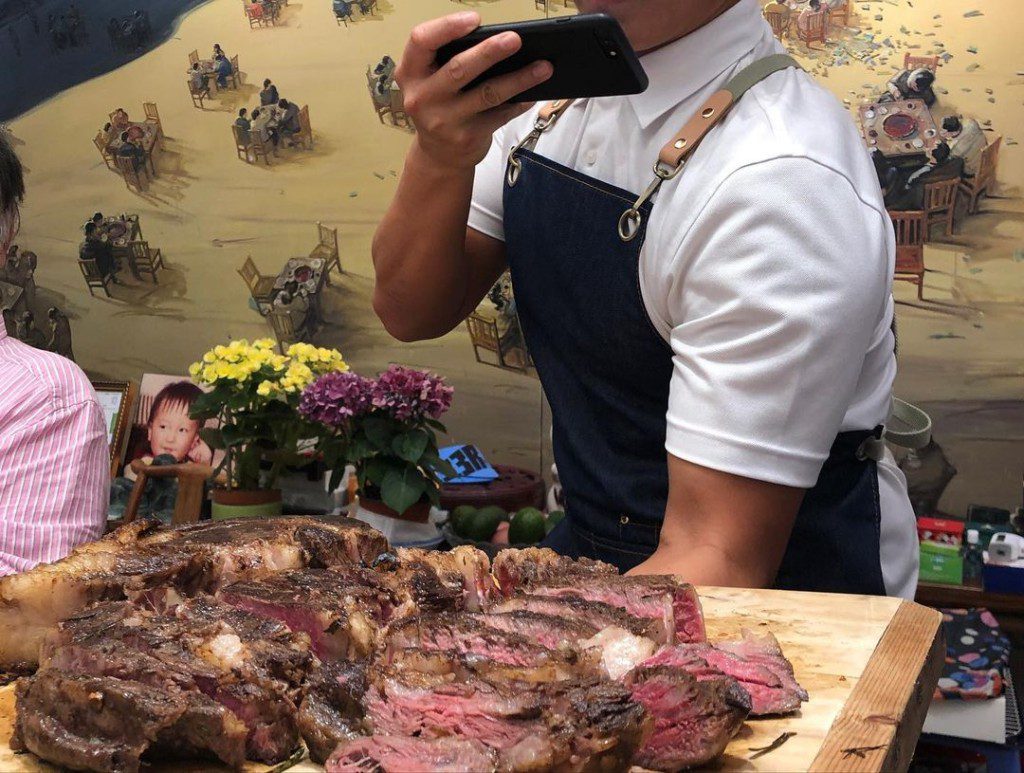 家中每個角落幾乎都擺放了藝術品。